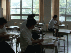 柏原高等学校学生上课中