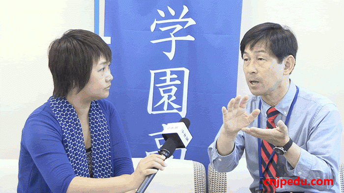 冲学园高等学校青木治人老师正在接受中日网－日本留学网程海燕的专访