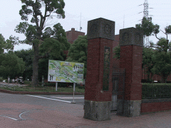 西武学园文理高等学校校门口