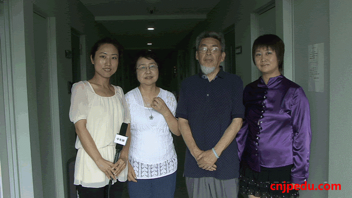 淑德日本语学校学生宿舍前的合影