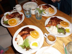 中央工学校学校食堂的饭菜，营养健康，经济实惠（如：牛肉盖饭280日元，折和人民币约16元左右。学生餐费在120-390日元）