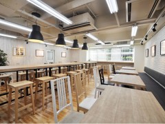 中央工学校学校ラウンジ（休息室）