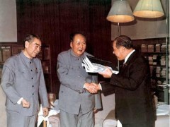 日本原首相、中央工学校第五代校长田中角荣与毛泽东、周恩来