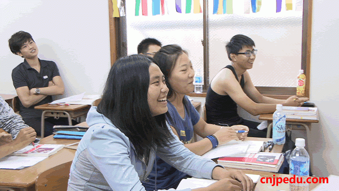 大阪日本语学院学生上课场景