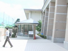 洛南高等学校校门口处