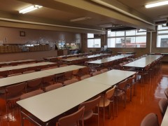 八王子高等学校食堂现场。
