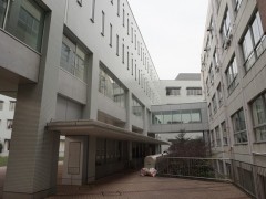 八王子高等学校教学楼内