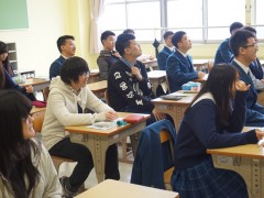 翔凜高等学校国际班同学上课中