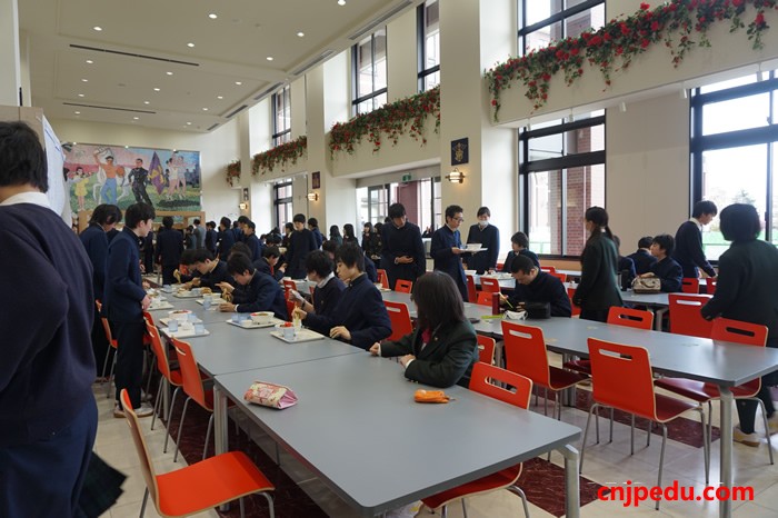 仙台育英高等学校学生就餐中