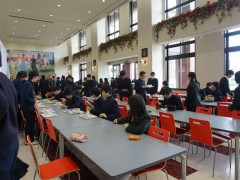 仙台育英高中学生食堂就餐中