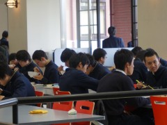 仙台育英高中学生食堂就餐中