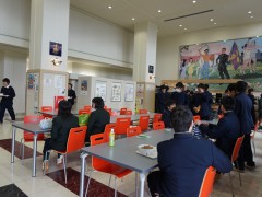 仙台育英高中学生食堂就餐中