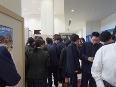 仙台育英高中学生食堂就餐中