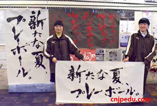 拿着写好的作品的长野梦生同学（左）和长野悠希同学