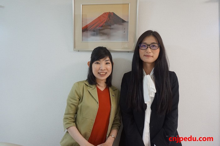 左面是京都情报大学院大学 京都计算机学院 留学生招生部木村 亚由美老师 右面是陈 思娜老师