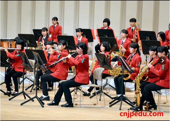 在石川县举办的县吹奏乐演出会上，美川中学等一个小学六个中学获胜并可参加北陆地区演奏会