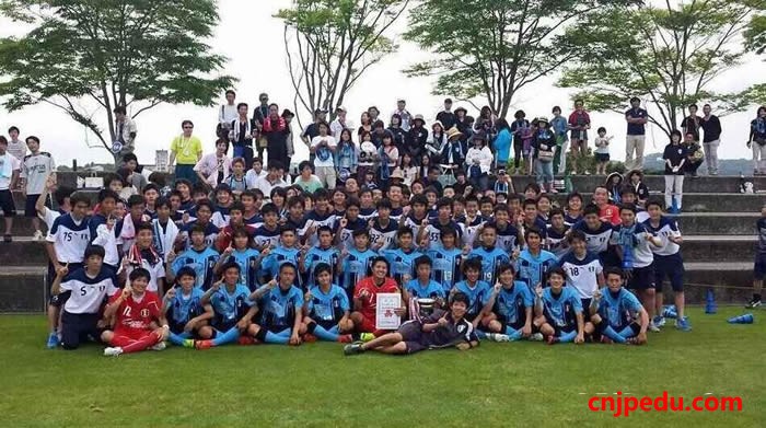 冈山学艺馆高等学校男子足球队，代表冈山县参加全国大赛