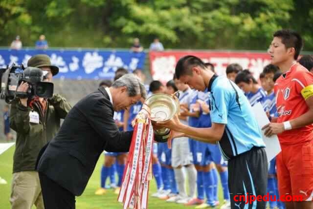 冈山学艺馆高等学校男子足球队，代表冈山县参加全国大赛