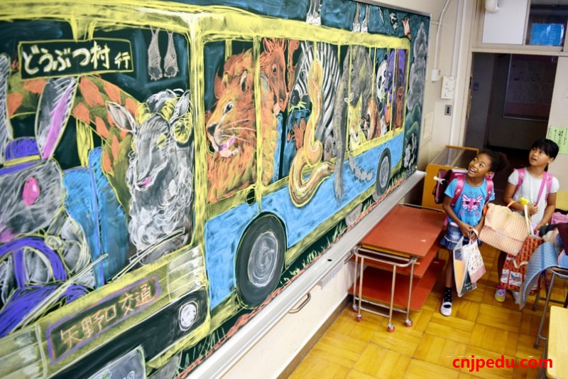 日本新学期&ldquo;占领黑板&rdquo;艺术画来袭