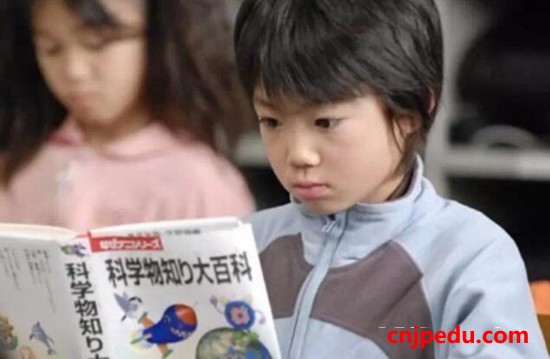 日本小学生正在上课