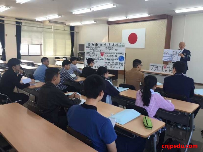 冈山学艺馆高中招收的2016届中国留学生已经入学，正在学习交通安全中。