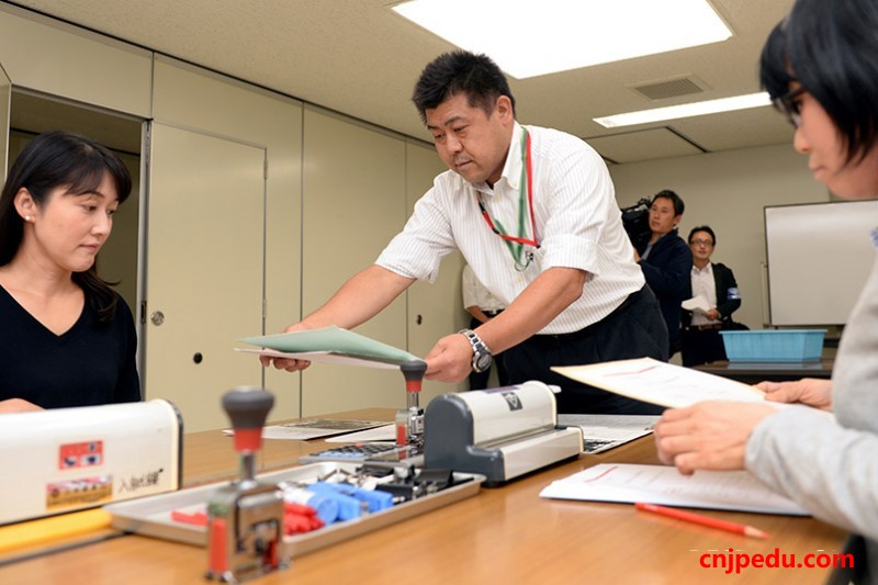 东京大学开始受理推荐选考入学申请，工作人员正在审查提出资料。