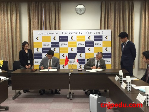 程桦校长（左）与熊本大学校长原田信志共同签署两校师生交换和科研合作协议