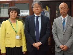 工学院大学附属高等学校平方邦行校长、岛田浩行教头与来访的中日网负责人程海燕女士合影。