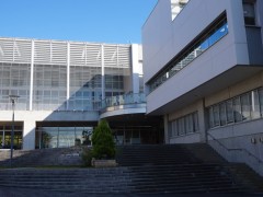 工学院大学附属高等学校教学楼前