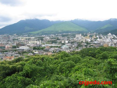 在日中国留学生担任别府观光接待员