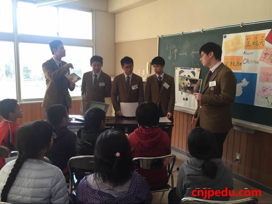       2015年11月28日冈山学艺馆高中组织中国留学生进行了英语志愿者活动，组织同学们向当地的小学生用英语介绍本国文化。