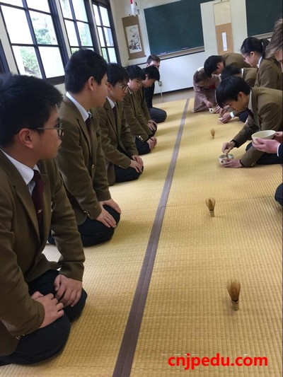       2015年12月3日，冈山学艺馆高中组织中国留学生进行了茶道体验及礼节教育活动。  