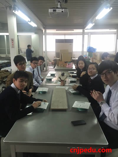 2015年12月15日，冈山学艺馆高中组织中国留学生进行了备前烧体验活动。