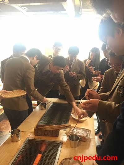 2015年12月15日，冈山学艺馆高中同时组织中国留学生进行了仙贝烧体验活动。