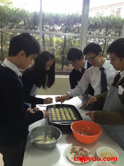 2015年12月15日，冈山学艺馆高中还组织中国留学生进行了章鱼烧体验活动。