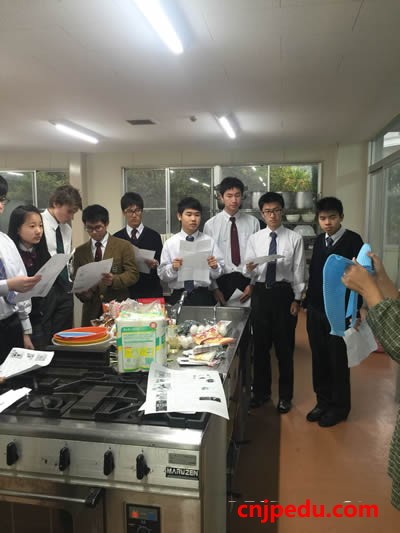 2015年12月15日，冈山学艺馆高中还组织中国留学生进行了日语课堂章鱼烧体验活动。