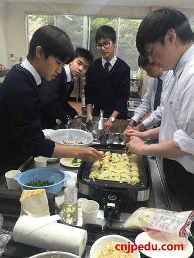 2015年12月15日，冈山学艺馆高中还组织中国留学生进行了日语课堂章鱼烧体验活动。