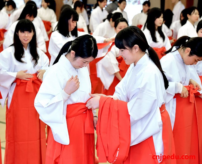 天满宫新年迎来兼职巫女