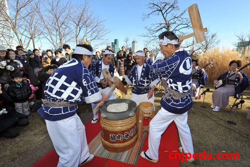 中国留学生体验日本新年传统活动感受异域文化