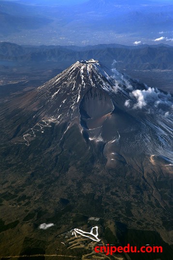 今冬降雪稀少 富士山淡扫蛾眉