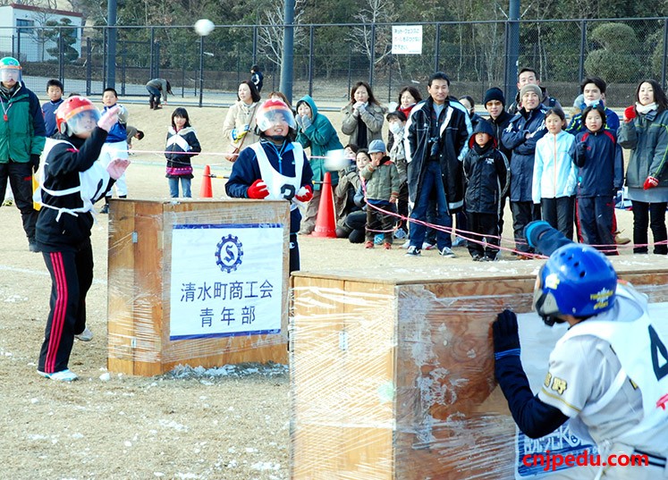 富士山打雪仗火热开赛 阔别3年人数创新高