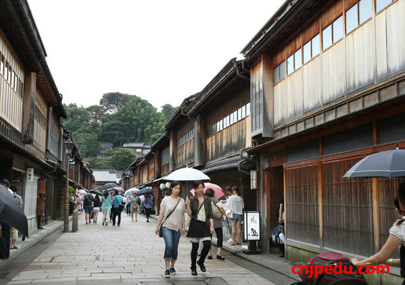 中国留学生春节期间协助日本商店街接待观光客