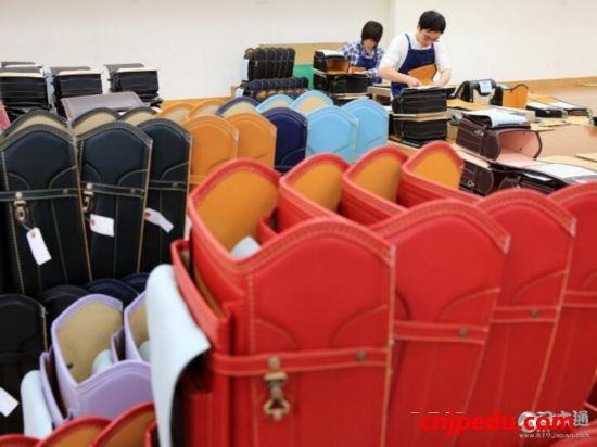 手工制作书包的名店为春季新生加紧赶工