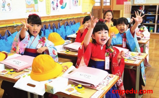 日本小学生身穿和服，在课堂上快乐学习