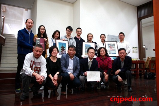 日本驻华大使及夫人向中心赠送浮世绘版画