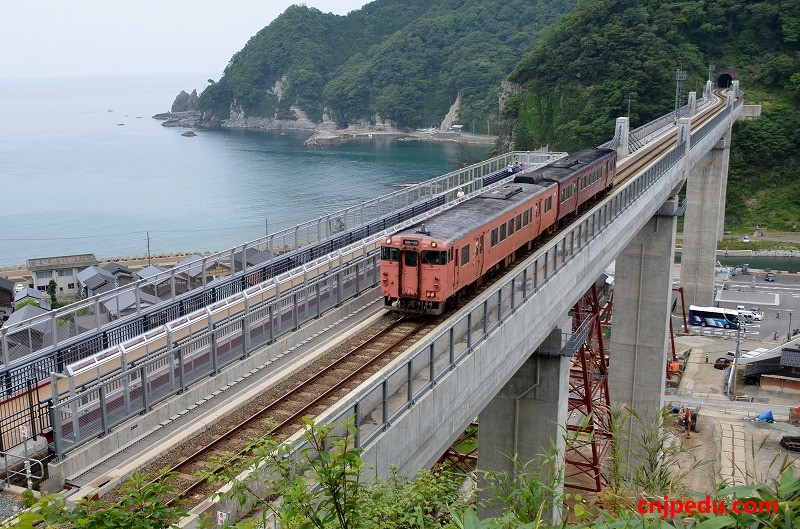 中国留学生受邀参加评论员之旅