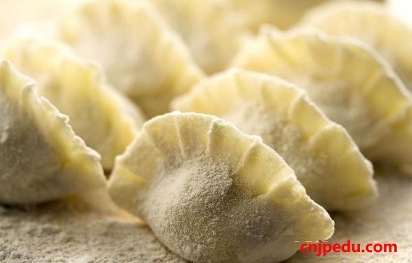 中国留学生与日本学生共同包饺子