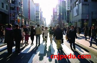 日本人口连续7年减少 外国人占比增至1.7%