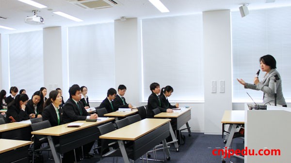 如何解决留学生就业难的矛盾？