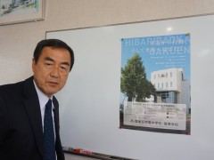 云雀丘学园高等学校岡村美孝校长工作中